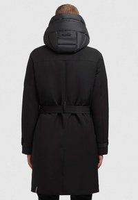 Czarna, ocieplana kurtka z dużym, puszystym kapturem, paskiem w talii i eleganckim krojem. Teksturowana tkanina o gładkim wykończeniu.