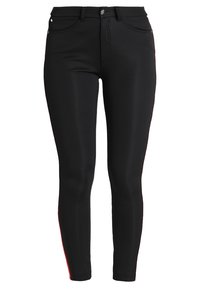 Schwarze, eng anliegende Jeans aus dehnbarem Stoff, mit hoch geschnittenem Bund, Fünf-Taschen-Design und kontrastierenden roten Seitenstreifen.