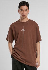 Merchcode THINK DIFFERENT HEAVY - Print T-shirt - bark