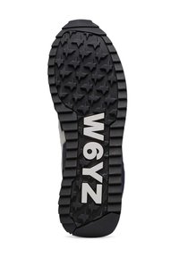 Černá gumová podešev boty s hvězdicovým vzorem na podrážce a velkým bílým nápisem "W6YZ". Design zahrnuje drážky pro trakci.