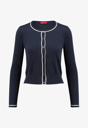 Granatowy kardigan z długimi rękawami, z białym wykończeniem wzdłuż dekoltu i listwy guzikowej, oraz sześcioma przednimi guzikami, wykonany z miękkiego, elastycznego materiału.