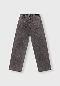 Pantalones de mezclilla grises de corte relajado, con un diseño estampado, cinturilla elástica y dos bolsillos traseros. Acabado de dobladillo desgastado.