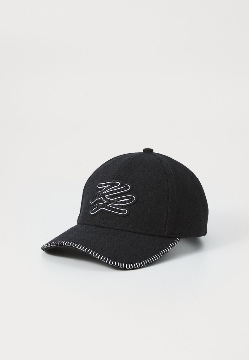 Casquette de baseball en laine noire avec un logo brodé blanc et une couture contrastante blanche le long de la visière et autour de la base.