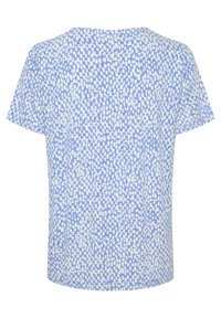 Top de manga corta en tejido azul claro con un patrón blanco de formas irregulares, con escote redondo y un ajuste relajado.