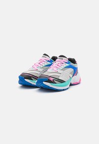 Scarpe sportive caratterizzate da una combinazione di rete grigia e dettagli neri, con rifiniture blu e rosa, punta rotonda e suole spesse. Lacci luminosi.