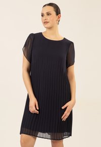 Marineblaue plissierte Kleid mit kurzen, durchsichtigen Ärmeln und rundem Halsausschnitt. Leichter Stoff mit lockerem Sitz, geeignet für informelle Anlässe.