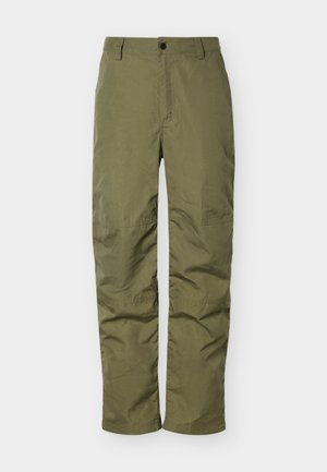 Pantalon droit vert olive avec passants pour ceinture et fermeture à bouton frontale, présenté à plat sur un fond blanc.