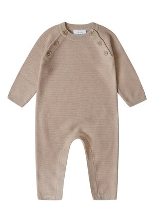 Beige strikket babyheldragt med lange ærmer, seks træknapper langs skuldrene og ribstrikkede manchetter på ærmer og ben.