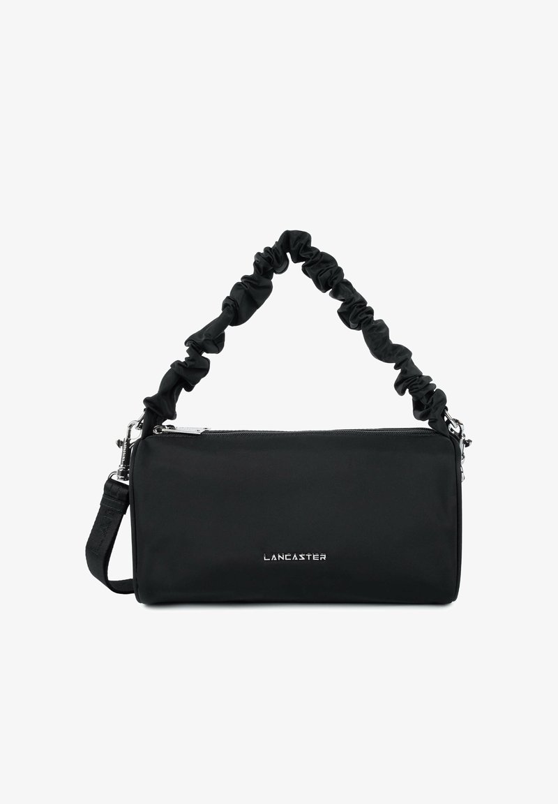 Sac à main rectangulaire noir avec poignée courte froncée et bandoulière longue amovible, fermeture éclair argentée et logo "LANCASTER" sur le devant.