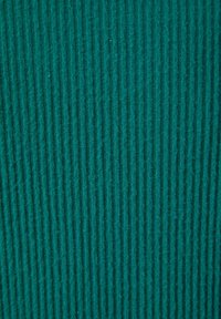 Tessuto turchese con una texture a righe, caratterizzato da strisce verticali. La superficie appare morbida e leggermente pelosa. Senza dettagli o motivi degni di nota.