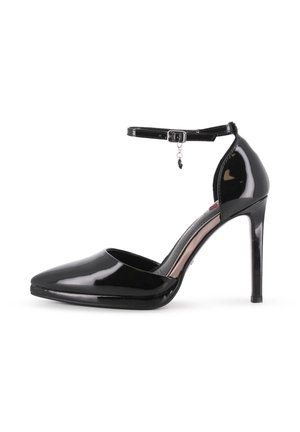 Zapato de tacón alto de charol negro con punta afilada, tira de tobillo y acentos metálicos. Textura suave y diseño elegante.