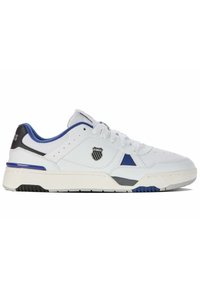 Sneaker bianco con accenti blu, tomaia in pelle liscia, pannelli in rete testurizzati, chiusura con lacci, logo sul lato e suola nera a contrasto.