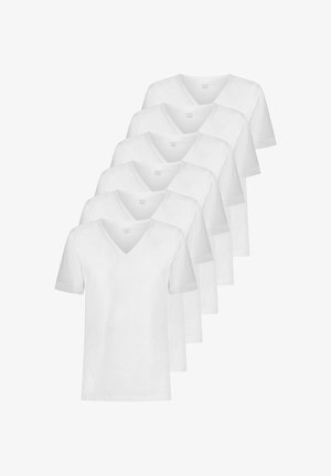 Magliette in cotone bianco impilate, con maniche corte e scollatura a V. Il tessuto appare liscio e semplice, senza motivi.