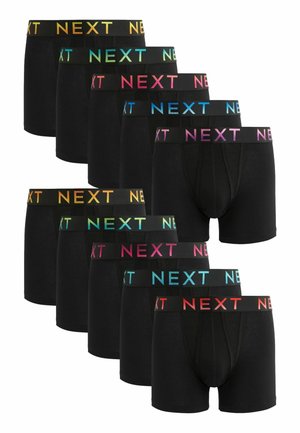 Crne bokserice raspoređene u red, s raznobojnim elastičnim pojasima s „NEXT“ brandom u raznim nijansama. Mekani pamučni materijal.