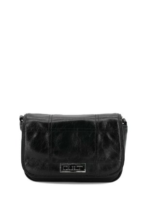 Borsa a tracolla in pelle nera e testurizzata con chiusura a pattina, dotata di una placca logo in tonalità argento e di un compartimento con zip. Forma rettangolare compatta.