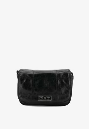 Borsa a tracolla in pelle nera e testurizzata con chiusura a pattina, dotata di una placca logo in tonalità argento e di un compartimento con zip. Forma rettangolare compatta.