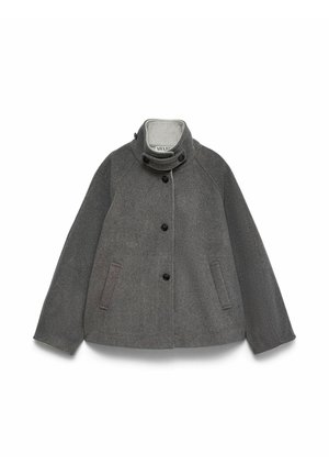Szürke gyapjúdzseki magasra gombolt gallérral, elöl gombokkal és két oldalsó sliccelt zsebbel, fehér háttéren kifektetve.
