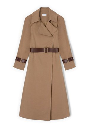 Długi płaszcz trencz w kolorze wielbłądzim z szerokimi klapami, ciemnobrązowym skórzanym paskiem w talii i dopasowanymi skórzanymi paskami na rękawach.