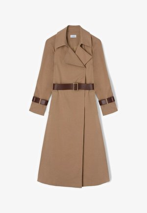 Lange trenchcoat in kameelkleur met brede revers, donkerbruine leren riem in de taille en bijpassende leren bandjes aan de mouwen.