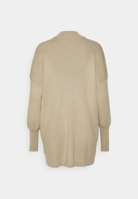 Maglione lavorato a maglia beige con un design rilassato, caratterizzato da una texture a coste, spalle scese e maniche lunghe, vista di retro mostrata.