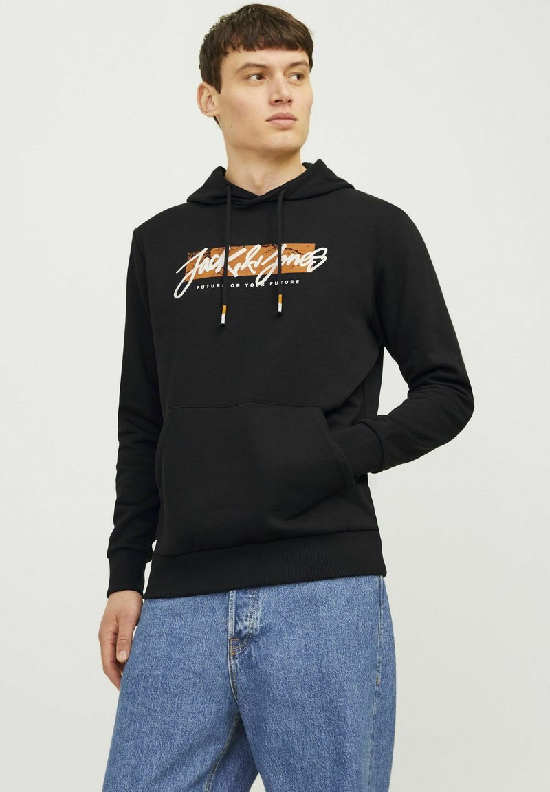 Schwarzer Hoodie mit einer vorderen Kängurutasche, Kordelzügen mit orangefarbenen und gelben Akzenten sowie einem bedruckten Logo-Design auf der Brust.