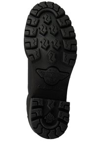 Czarna gumowa podeszwa buta z głębokim, zygzakowym wzorem przyczepności, z wystającym logotypem oraz konstrukcją typu Goodyear, zapewniającą trwałość.