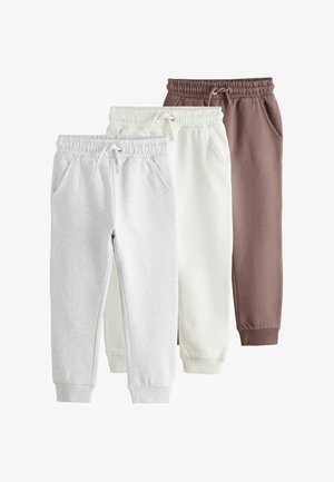 Tre par børnejoggingbukser i lysegrå, hvid og brun, hver med elastiske taljebånd og lommer.
