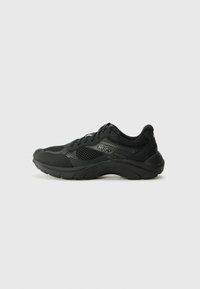Zwarte sportschoenen met een ademende mesh bovenkant, rubberen zool, gewatteerde kraag en subtiele branding aan de zijkant.