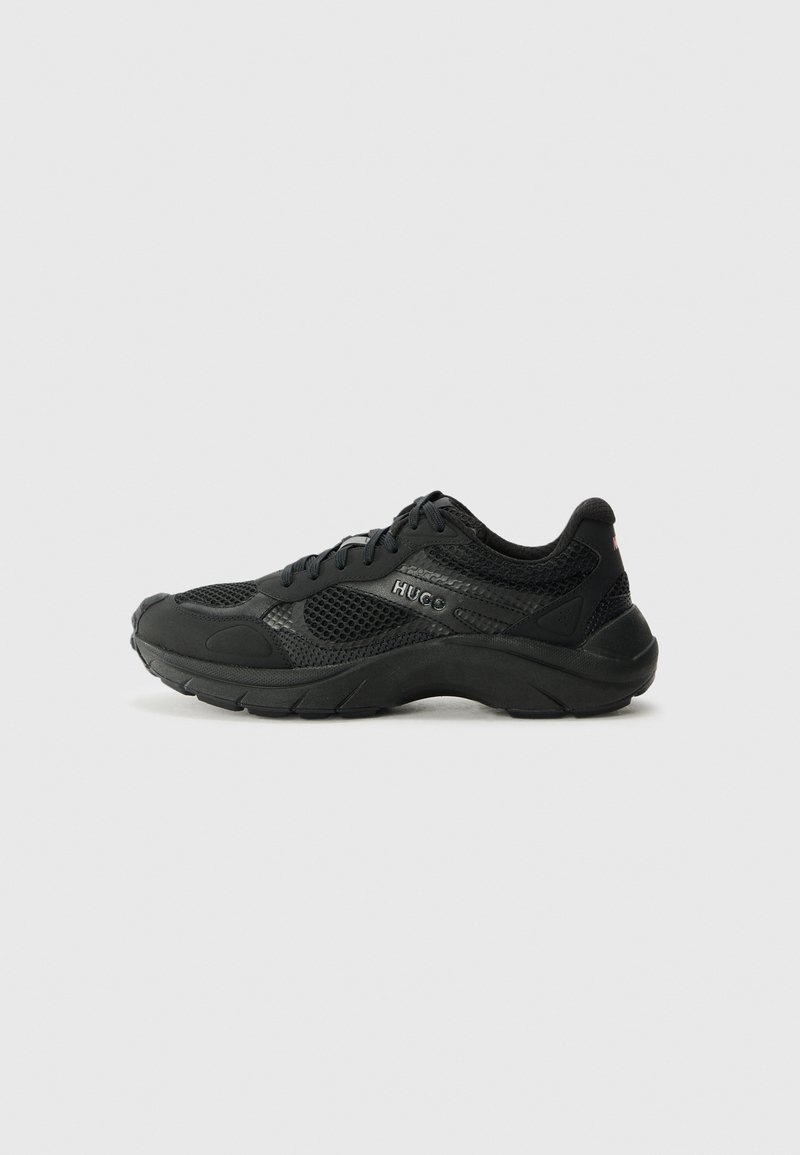Zwarte sportschoenen met een ademende mesh bovenkant, rubberen zool, gewatteerde kraag en subtiele branding aan de zijkant.