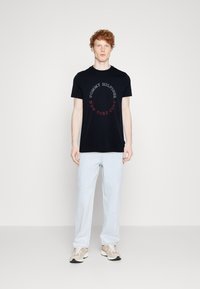 Tommy Hilfiger SLIM FIT - T-shirts print - desert sky