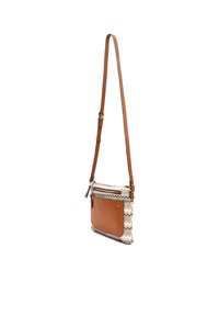 Hnedá kožená a vzorovaná textilná crossbody taška s dlhým nastaviteľným popruhom, ktorá obsahuje zipsovú kapsu a dizajn v chevron vzore.
