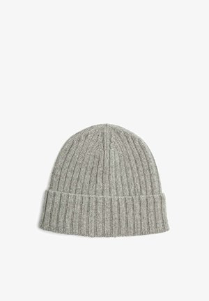 Szary, dziany beanie o prążkowanej fakturze, z mankietem na dole i pionowymi wzorami, wykonany z miękkiego materiału.