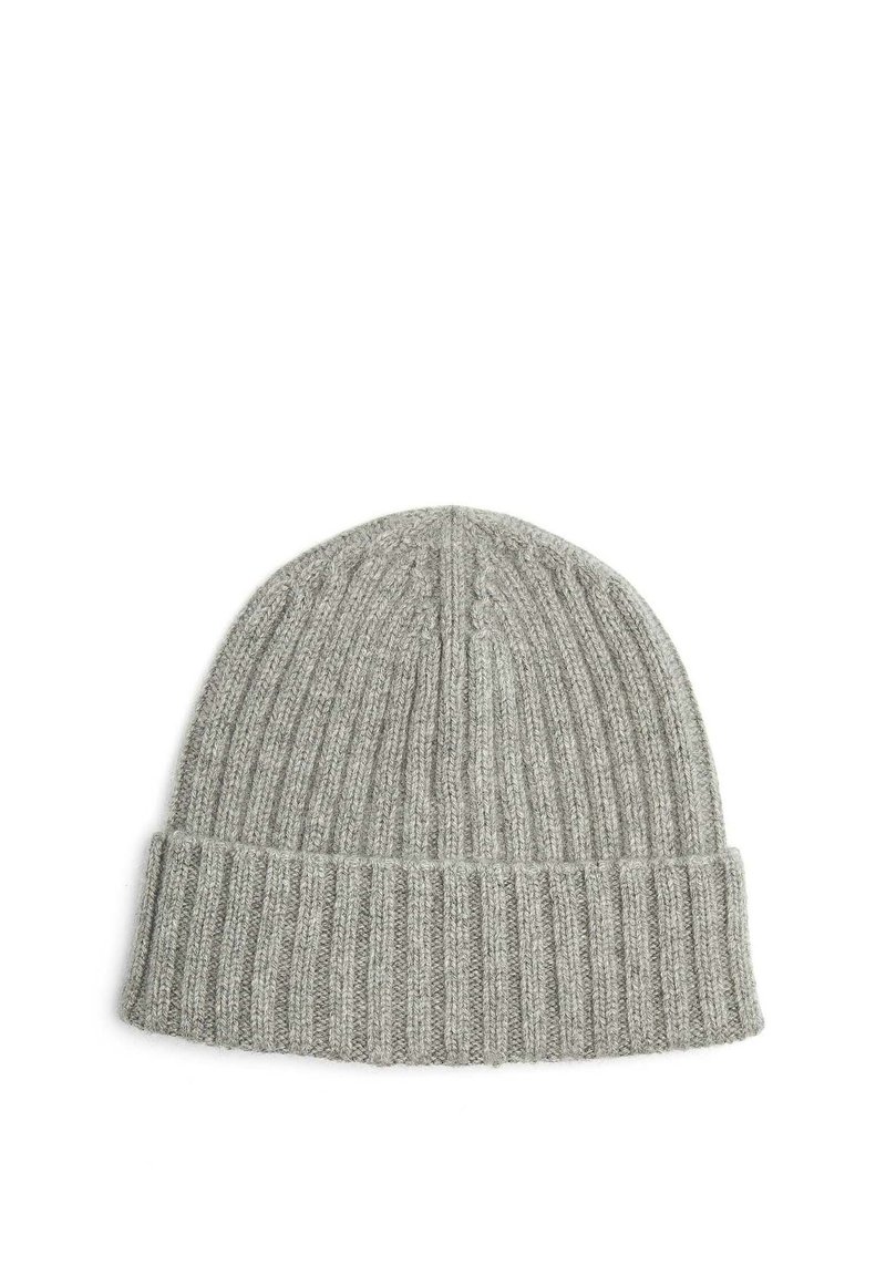 Szary, dziany beanie o prążkowanej fakturze, z mankietem na dole i pionowymi wzorami, wykonany z miękkiego materiału.