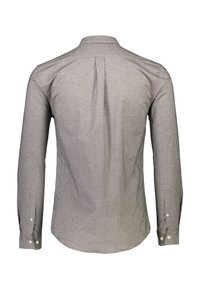Vista posteriore di una camicia a maniche lunghe grigia chiara con una piega centrale sulla schiena e polsini bottonati.