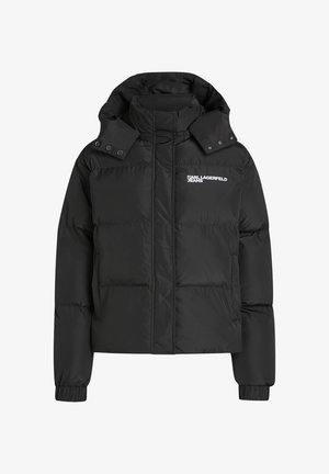 Schwarze Steppjacke mit hohem Kragen, abnehmbarer Druckknopf-Kapuze und "Karl Lagerfeld Jeans" Logo auf der Brust.
