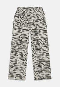 Videbukser i teksturert stoff med svart-hvitt zebra-mønster. Inkluderer to baklommer og mid-rise midjebånd.