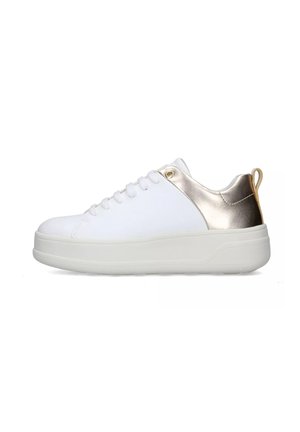 Sneaker bianco con accenti metallici dorati sul tallone e sulla linguetta, texture liscia, punta arrotondata e suola piatta in gomma.