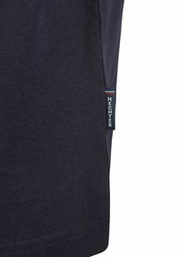 Navyblauwe katoenen T-shirt met een gestructureerde afwerking, voorzien van een gemerkte label aan de zijkant en contrasterende kleuraccenten onderaan.