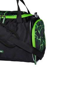 Bolsa de lona negra con un patrón geométrico verde, que cuenta con una correa negra resistente, compartimentos con cremallera y una tela texturizada y duradera.