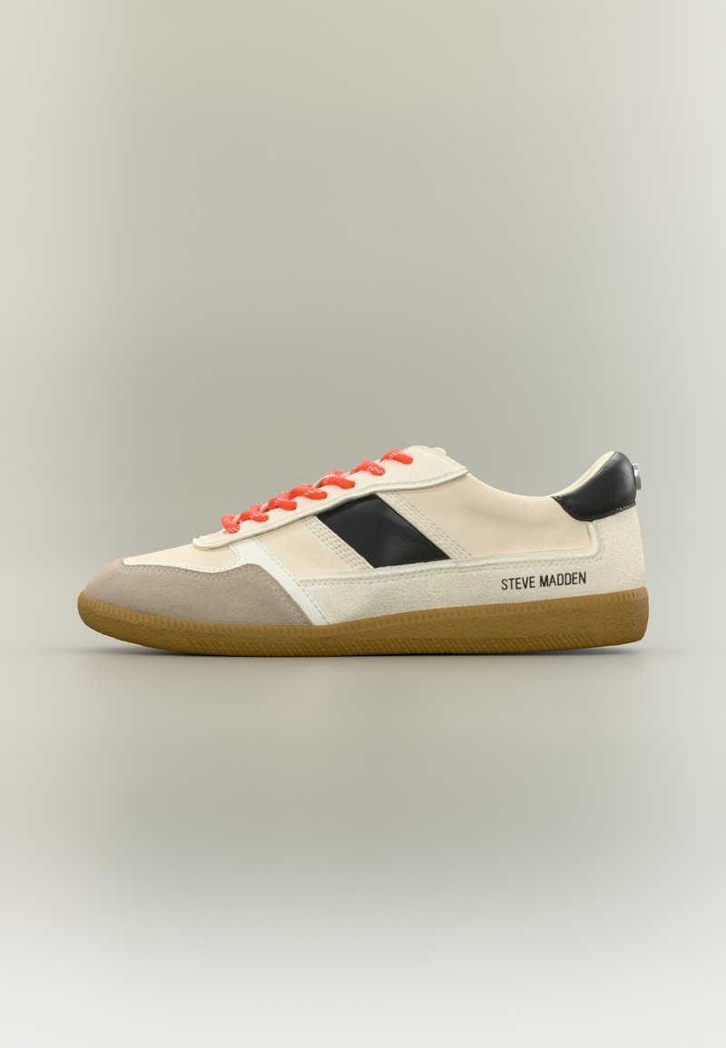 Baskets beige et blanches avec détail noir sur le côté, lacets rouges, semelle en gomme, bout en daim, et texte "Steve Madden" sur le côté du talon.