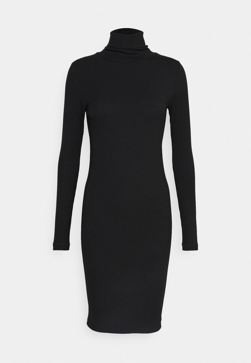 Robe noire en maille côtelée à manches longues, silhouette cintrée et col roulé, longueur genou, présentée sur fond blanc.