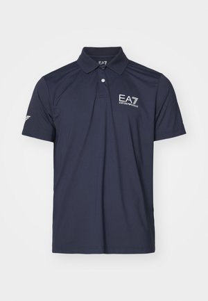 Polo en bleu marine en tissu lisse avec une patte de boutonnage à trois boutons et un logo brodé sur la poitrine gauche et la manche.