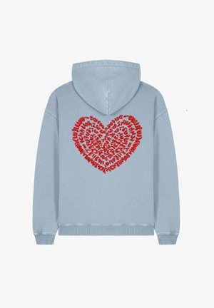 Svijetloplava dukserica s kapuljačom koja se ističe crvenim srcem izrađenim od ponavljajućeg teksta. Mješavina pamuka s rebrastim manžetama i rubom.