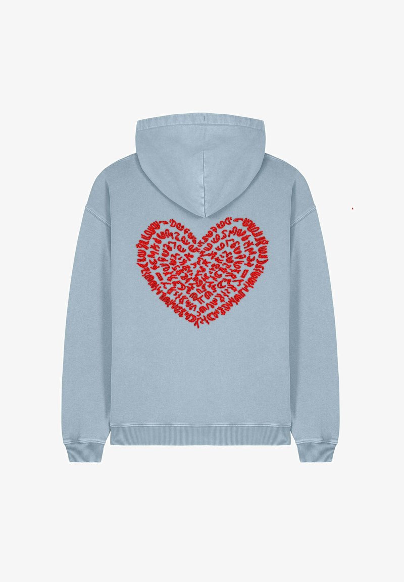 Svetlo modrá mikina s kapucňou s červeným srdcom vytvoreným z opakujúceho sa textu. Materiál z bavlny s prídavkom, s rebrovanými manžetami a lemom.