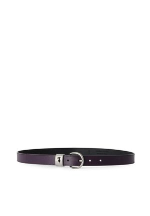 Cintura in pelle viola scuro con fibbia rotonda argento e dettaglio metallico rettangolare, distesa su sfondo bianco.