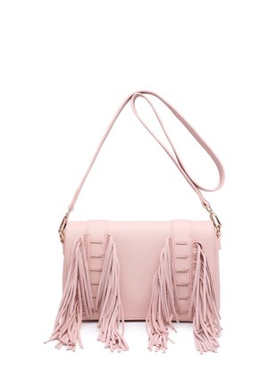 Rosa Leder-Crossbody-Tasche mit langen Fransen vorne und verstellbarem Schultergurt vor weißem Hintergrund.