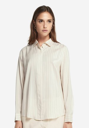 Camicia a maniche lunghe, con bottoni, di colore crema con sottili righe verticali. Presenta un colletto classico e una texture morbida e liscia.