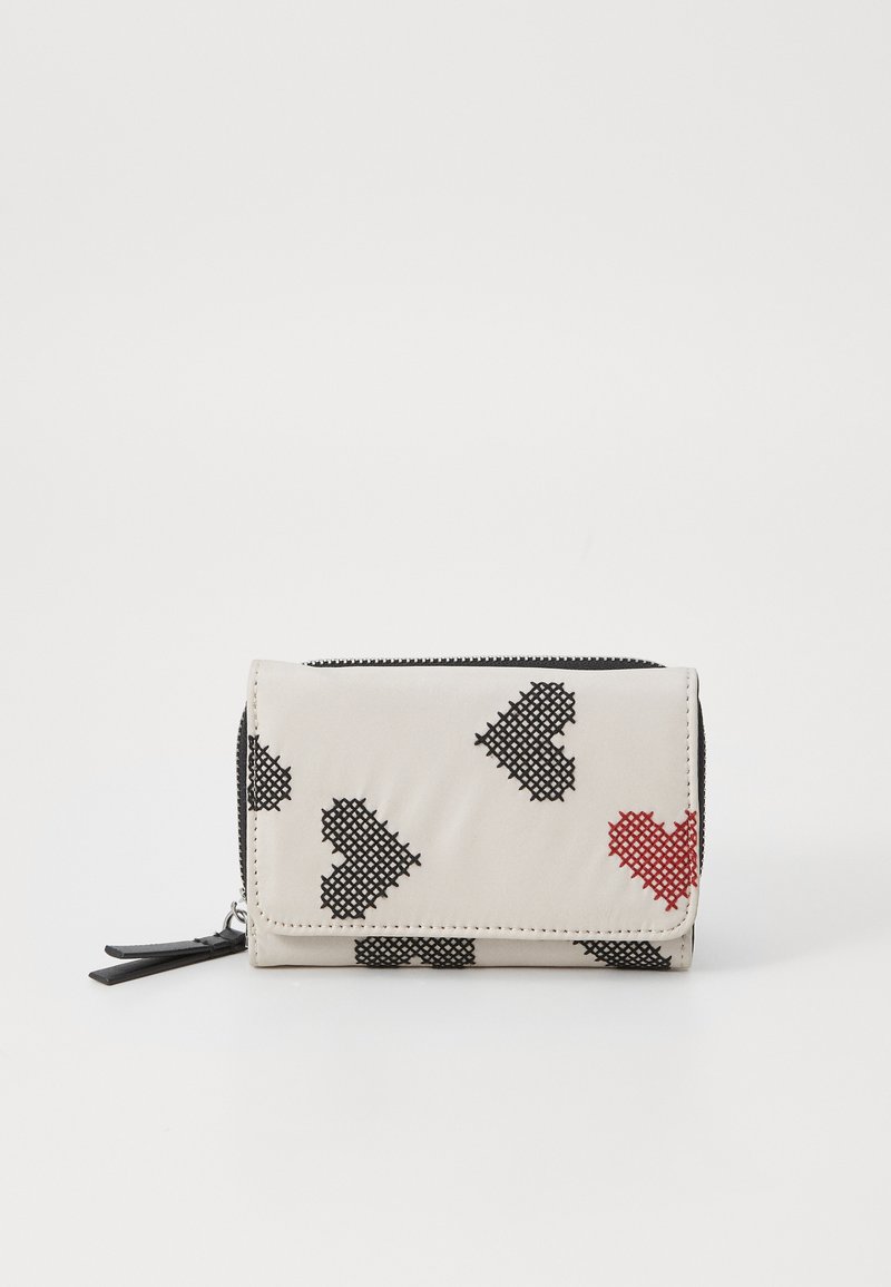 Compact wallet in lichtbeige stof met zwart en rode hartpatronen, met een ritssluiting en zwarte hardwareaccenten.
