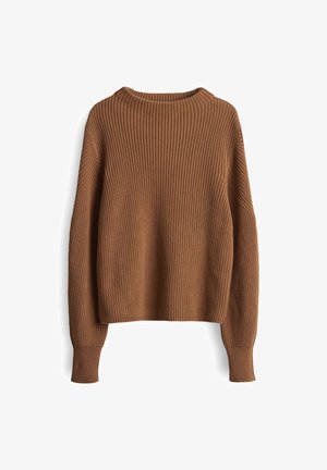 Dikke gebreide bruin lange mouwen trui met geribbelde textuur, ronde halslijn en licht taps toelopende mouwen op een witte achtergrond.