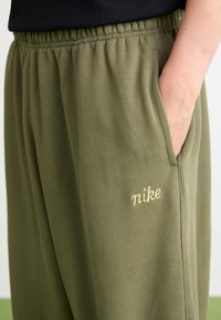 Nike Sportswear CLUB CUFF PANT  - Treniņtērpa apakšdaļas - clay green/seaweed